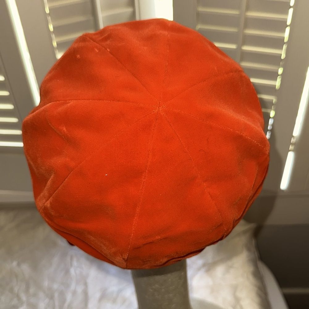 Vintage 60s Tomato Red Velvet‎ Beret with Gold Buckle Detailing - Picture 3 of 7